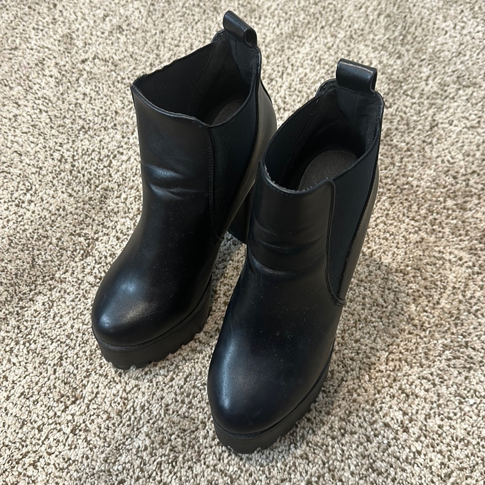 Chunky platform boots